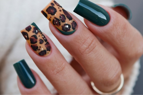 Modne paznokcie na Andrzejki 2025 – magia, błysk i tajemniczość